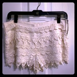 Embroidered Shorts in off-white